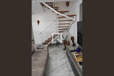 Sala detalhe escada que leva aos quartos de casa de condomínio à venda com 3 quartos, 87m² em Engordadouro, Jundiaí