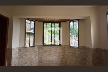 Sala de casa de condomínio para alugar com 3 quartos, 116m² em Quarteirão Ingelheim, Petrópolis