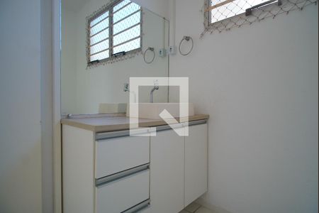 Banheiro de apartamento para alugar com 1 quarto, 42m² em Sarandi, Porto Alegre
