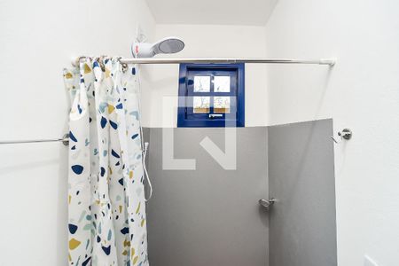 Banheiro de kitnet/studio para alugar com 1 quarto, 31m² em Rubem Berta, Porto Alegre
