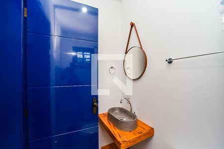 Banheiro de kitnet/studio para alugar com 1 quarto, 31m² em Rubem Berta, Porto Alegre