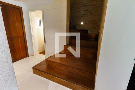 Escada acesso quartos de casa de condomínio à venda com 4 quartos, 460m² em Jardim Ampliacao, São Paulo