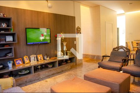Sala de TV de casa de condomínio à venda com 6 quartos, 498m² em Portal do Sol 2, Goiânia