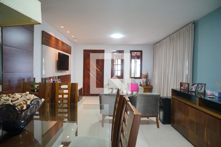 Sala de casa de condomínio para alugar com 3 quartos, 224m² em Caxito Pequeno, Maricá