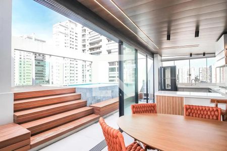 Piscina com vista para a cidade, sala de estar com mesa e cadeiras, cozinha com balcão e geladeira. de apartamento à venda com 4 quartos, 200m² em Vila Romana, São Paulo