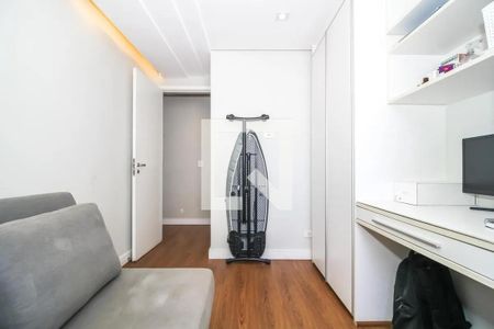 Sala de estar com sofá e mesa de centro, iluminada por lâmpadas de parede. de apartamento à venda com 4 quartos, 200m² em Vila Romana, São Paulo