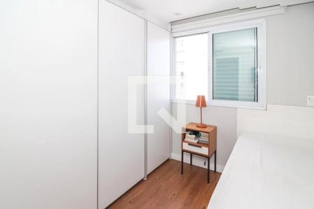 Quarto com móveis brancos e uma janela com persianas fechadas. de apartamento à venda com 4 quartos, 200m² em Vila Romana, São Paulo