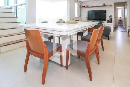 Tabela branca e mesa de jantar com cadeiras de madeira e tapete de cor escura. de apartamento à venda com 4 quartos, 200m² em Vila Romana, São Paulo