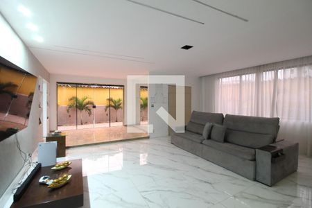 Sala de casa para alugar com 4 quartos, 340m² em Taquara, Rio de Janeiro