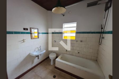 Banheiro de casa para alugar com 3 quartos, 200m² em Alto de Pinheiros, São Paulo