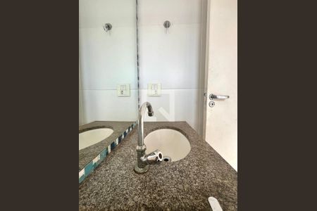Banheiro da Suíte  de apartamento para alugar com 3 quartos, 60m² em Vila Satúrnia, Campinas
