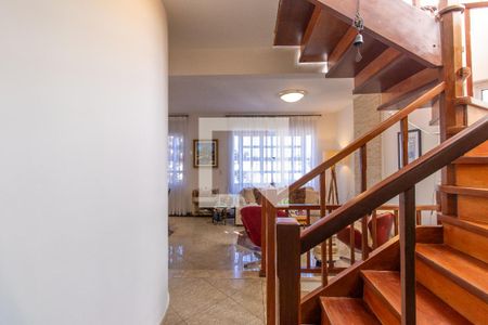 Escadas entre andares de casa de condomínio para alugar com 3 quartos, 220m² em Granja Viana, Cotia