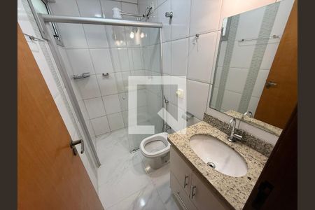 Banheiro de apartamento para alugar com 2 quartos, 72m² em Saraiva, Uberlândia