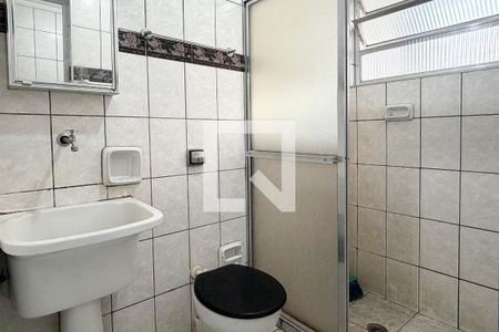 Banheiro de kitnet/studio para alugar com 1 quarto, 28m² em Gonzaga, Santos