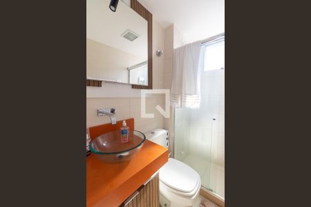 Banheiro de apartamento à venda com 2 quartos, 52m² em Jardim Sulacap, Rio de Janeiro