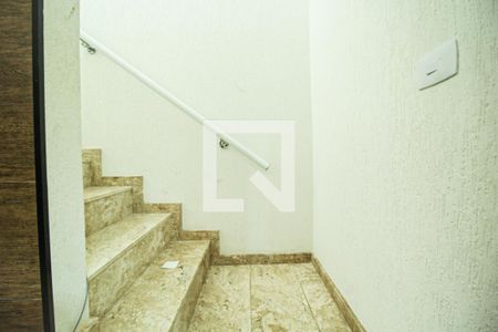 Escada de casa para alugar com 3 quartos, 200m² em Vila Cavaton, São Paulo