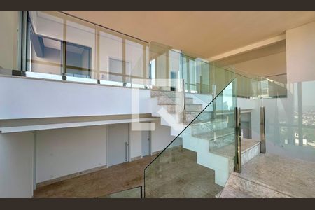Escadas de apartamento à venda com 4 quartos, 402m² em Vale do Sereno, Nova Lima