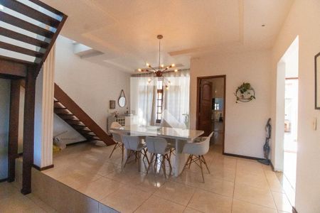 Sala de casa à venda com 5 quartos, 215m² em Itaipu, Niterói