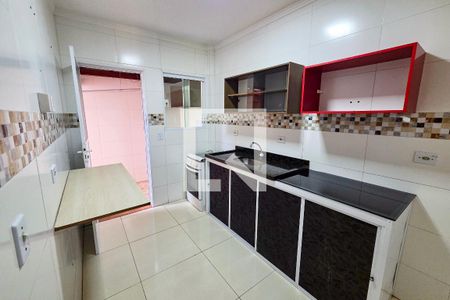Cozinha de casa de condomínio para alugar com 2 quartos, 41m² em Maracanã, Praia Grande