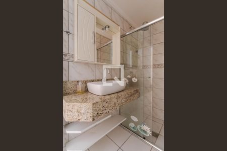 Banheiro de apartamento para alugar com 1 quarto, 45m² em Jardim Lindóia, Porto Alegre