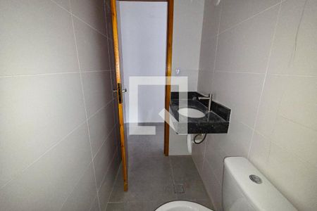 Banheiro de casa de condomínio para alugar com 2 quartos, 53m² em Sítio do Campo, Praia Grande