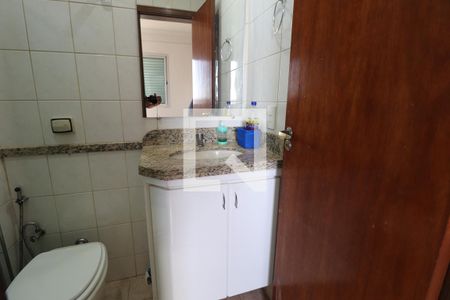 Banheiro do Quarto 1 de apartamento para alugar com 2 quartos, 56m² em Umuarama, Uberlândia