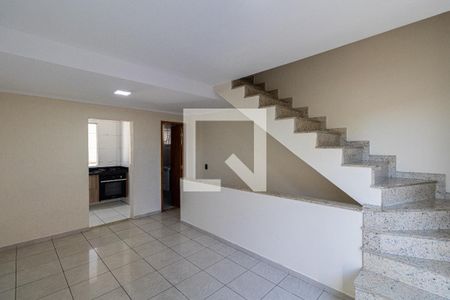 Sala de casa de condomínio para alugar com 2 quartos, 78m² em Vila Talarico, São Paulo