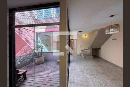 Sala de casa de condomínio para alugar com 2 quartos, 74m² em Recreio dos Bandeirantes, Rio de Janeiro
