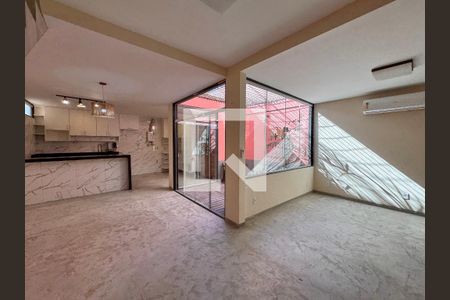 Sala de casa de condomínio para alugar com 2 quartos, 74m² em Recreio dos Bandeirantes, Rio de Janeiro