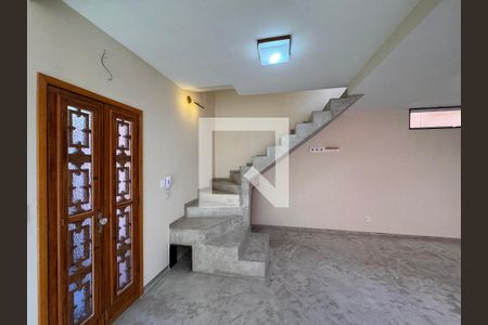 Sala de casa de condomínio para alugar com 2 quartos, 74m² em Recreio dos Bandeirantes, Rio de Janeiro
