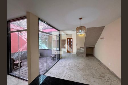Sala de casa de condomínio para alugar com 2 quartos, 74m² em Recreio dos Bandeirantes, Rio de Janeiro