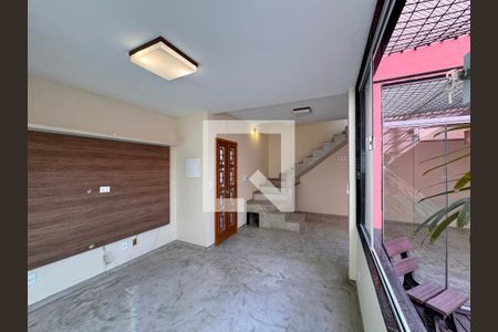 Sala de casa de condomínio para alugar com 2 quartos, 74m² em Recreio dos Bandeirantes, Rio de Janeiro