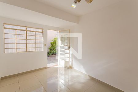 Sala 1 de casa para alugar com 2 quartos, 200m² em Esplanada, Belo Horizonte