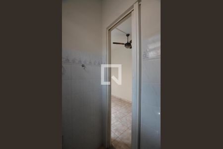 Banheiro social de kitnet/studio para alugar com 1 quarto, 30m² em Bento Ribeiro, Rio de Janeiro