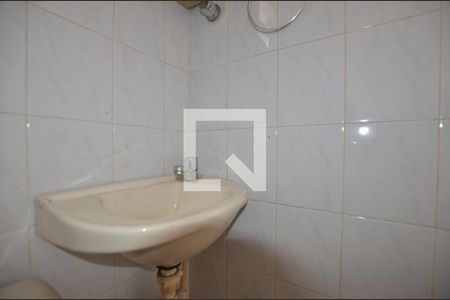 Banheiro social de kitnet/studio para alugar com 1 quarto, 30m² em Bento Ribeiro, Rio de Janeiro