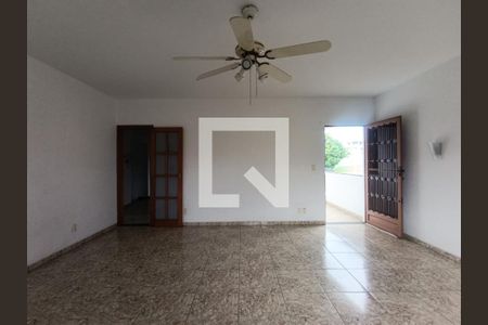 Sala de casa para alugar com 4 quartos, 180m² em Vila Dagmar, Belford Roxo