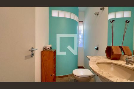 Lavabo de casa de condomínio para alugar com 4 quartos, 300m² em Sumarezinho, São Paulo