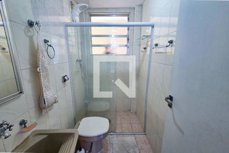 Banheiro de kitnet/studio para alugar com 1 quarto, 28m² em Guilhermina, Praia Grande