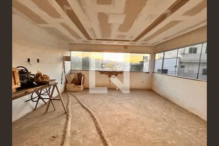Casa à venda com 2 quartos, 132m² em Arvoredo, Contagem