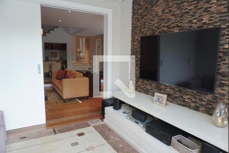 Sala de TV de casa de condomínio à venda com 3 quartos, 427m² em Alphaville, Santana de Parnaíba