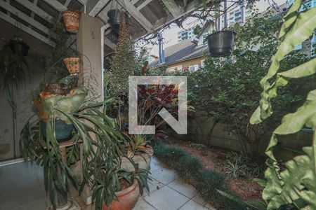 Jardim de casa de condomínio à venda com 3 quartos, 218m² em Jardim Carvalho, Porto Alegre