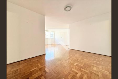 Sala com piso de madeira e iluminação natural, sem móveis ou decoração. de apartamento à venda com 3 quartos, 115m² em Itaim Bibi, São Paulo
