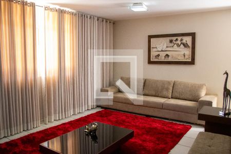 Casa à venda com 4 quartos, 240m² em Jardim Novo Mundo, Goiânia
