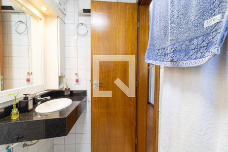Banheiro de apartamento à venda com 3 quartos, 100m² em Azenha, Porto Alegre