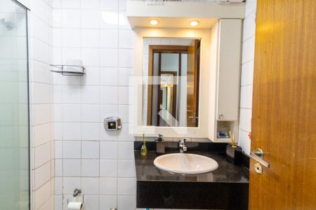 Banheiro de apartamento à venda com 3 quartos, 100m² em Azenha, Porto Alegre