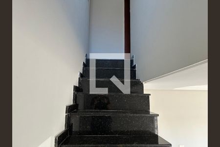 Escada de casa para alugar com 3 quartos, 130m² em Loteamento Residencial Vista Linda, São José dos Campos