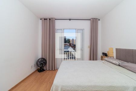 Quarto com cama, mesinha e ventilador, com vista para a cidade. de casa à venda com 4 quartos, 97m² em Jardim Cláudia, São Paulo