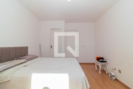 Quarto com cama, mesa e porta de entrada. de casa à venda com 4 quartos, 97m² em Jardim Cláudia, São Paulo