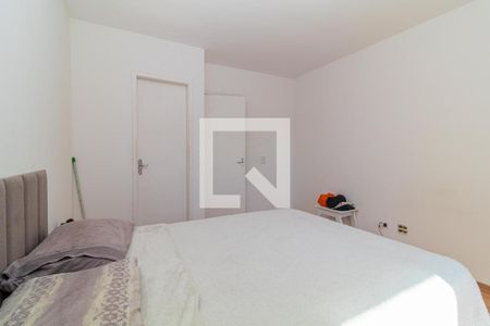 Quarto com cama, colchão e travesseiro, com uma porta e uma janela. de casa à venda com 4 quartos, 97m² em Jardim Cláudia, São Paulo