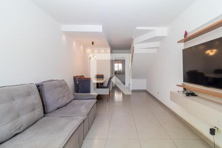 Sala de estar com sofá, mesa e cadeiras, TV e iluminação adequada. de casa à venda com 4 quartos, 97m² em Jardim Cláudia, São Paulo